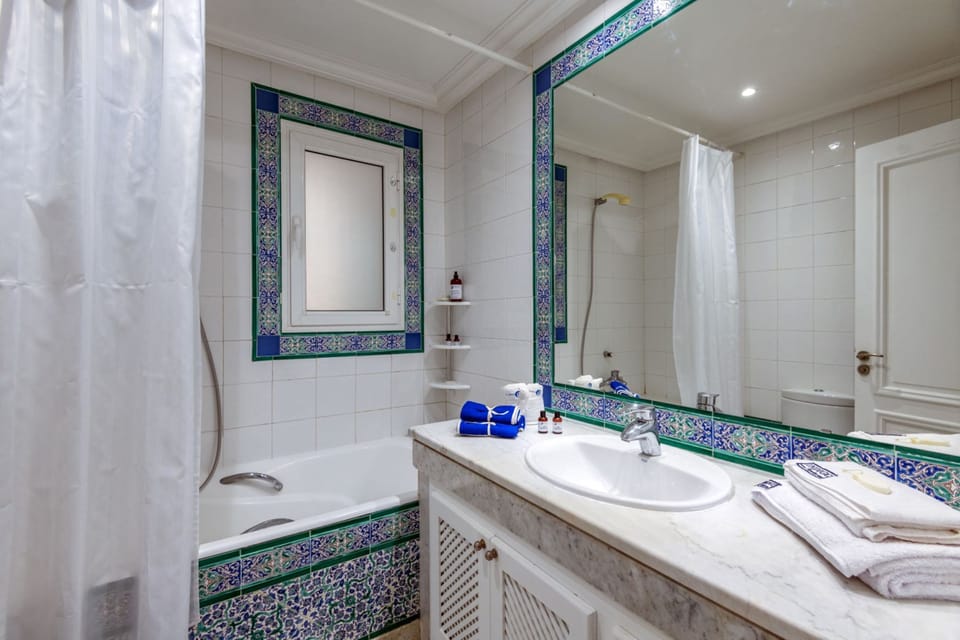 Apartment | Bathroom | Bathtub, hair dryer, towels