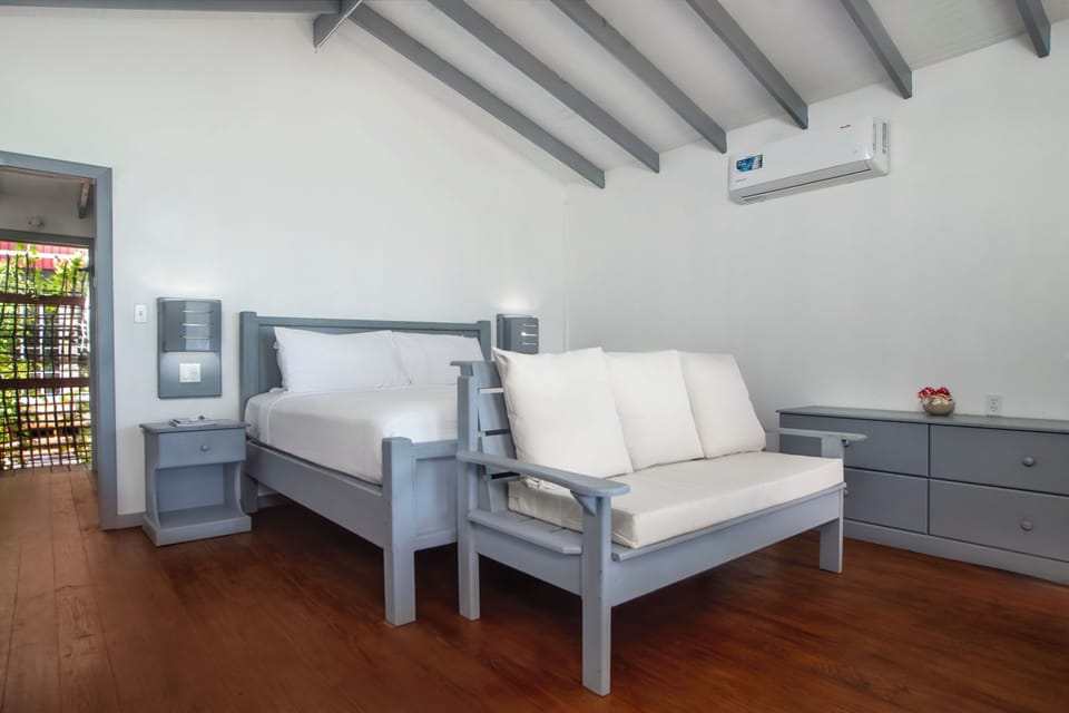Cabin | In-room safe, blackout drapes, WiFi (free), bed sheets