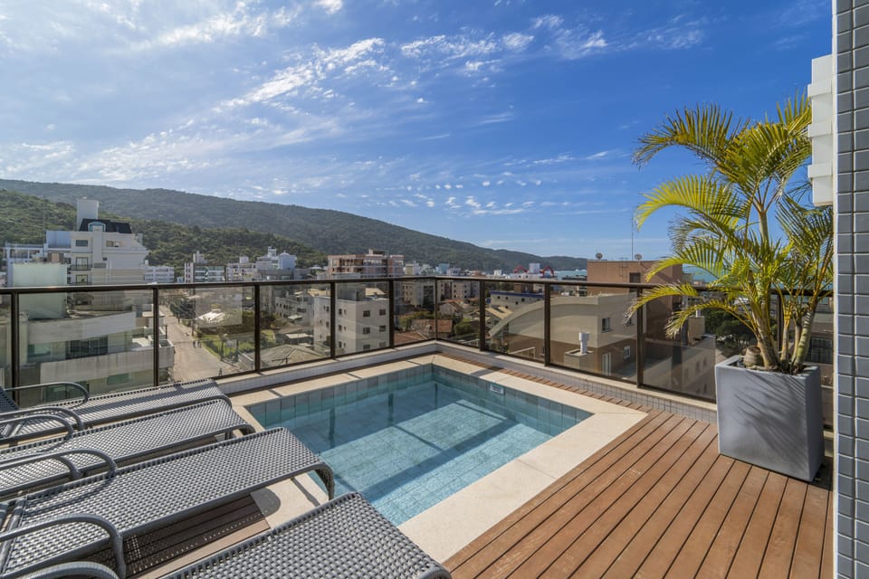 6 outdoor pools