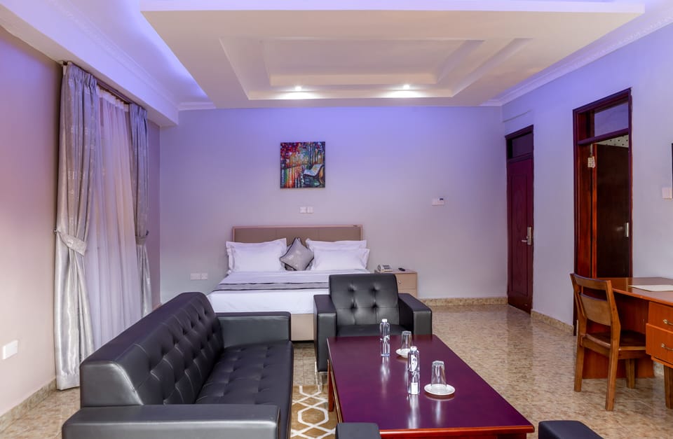 Executive Room | Pillowtop beds, laptop workspace, free WiFi, bed sheets