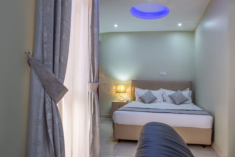 Executive Room | Pillowtop beds, laptop workspace, free WiFi, bed sheets