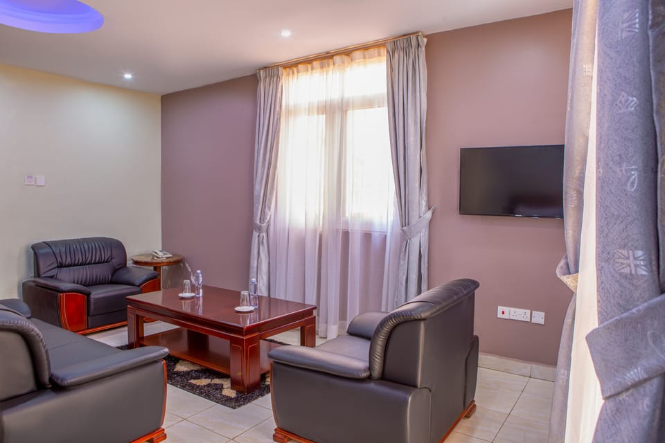 Executive Room | Pillowtop beds, laptop workspace, free WiFi, bed sheets