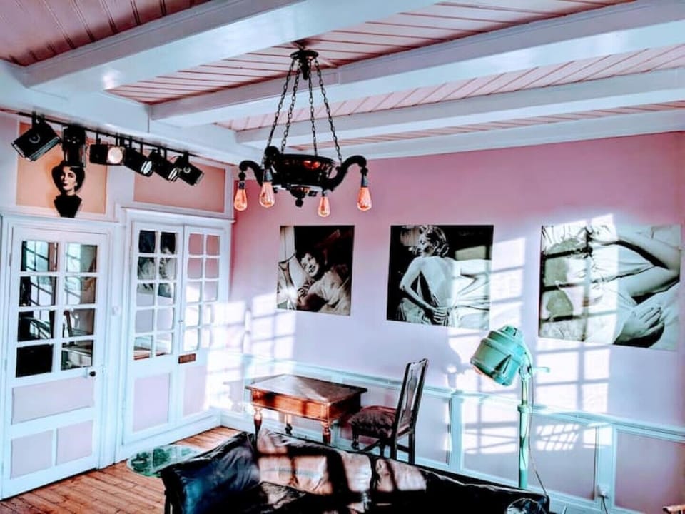 sitting room of  the star's 