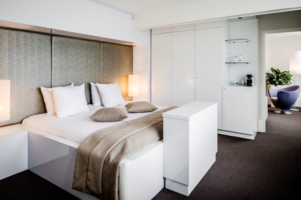 suite, 1 bedroom, | Minibar, in-room safe, desk, blackout drapes