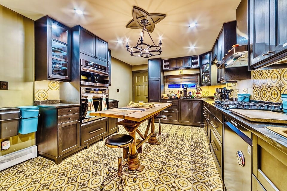 Full-size fridge, microwave, oven, dishwasher