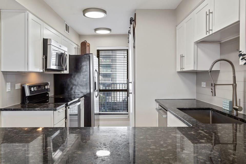 23-Mainsail-332-Kitchen-Alt
