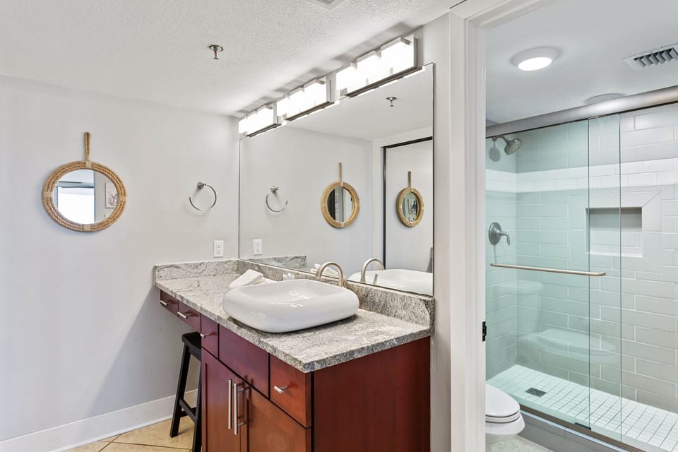 23-Mainsail-332-Bathroom