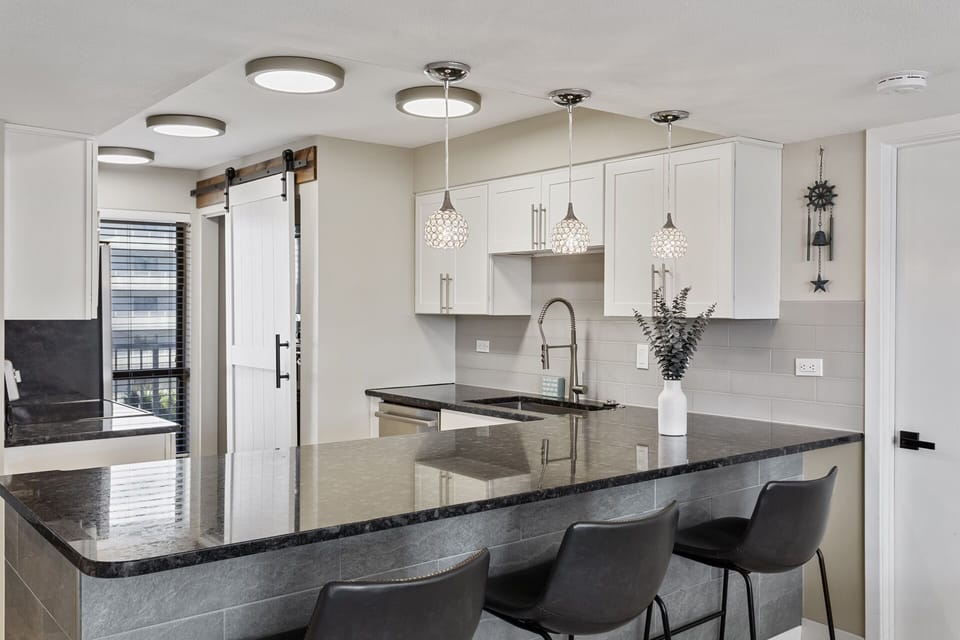 23-Mainsail-332-Kitchen