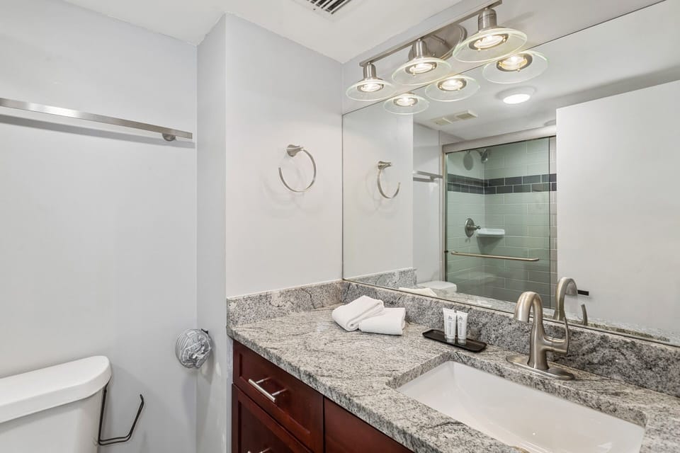 23-Mainsail-332-Bathroom-2
