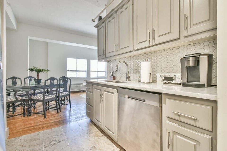 Another view of the kitchen!