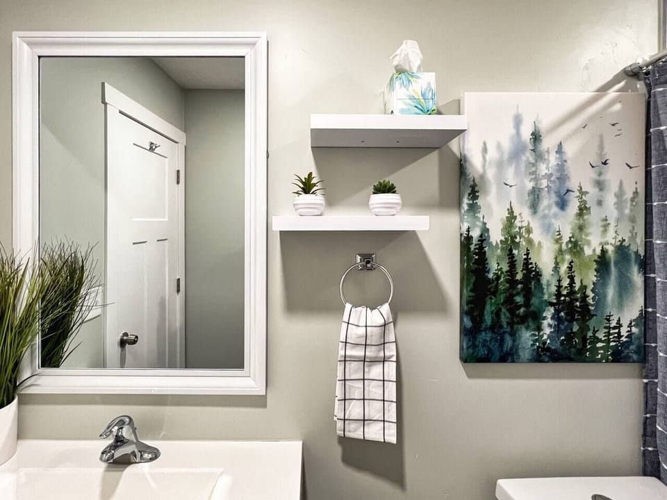 Bathroom with modern decor