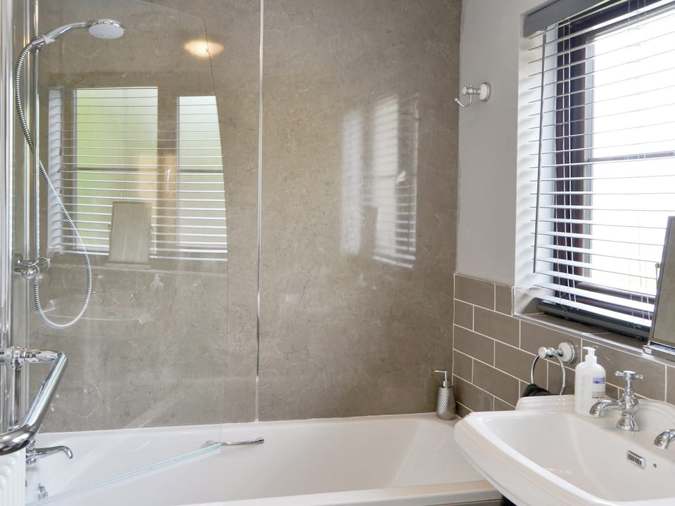 Bathroom | Riverbank Cottage, Reedham, near Brundall