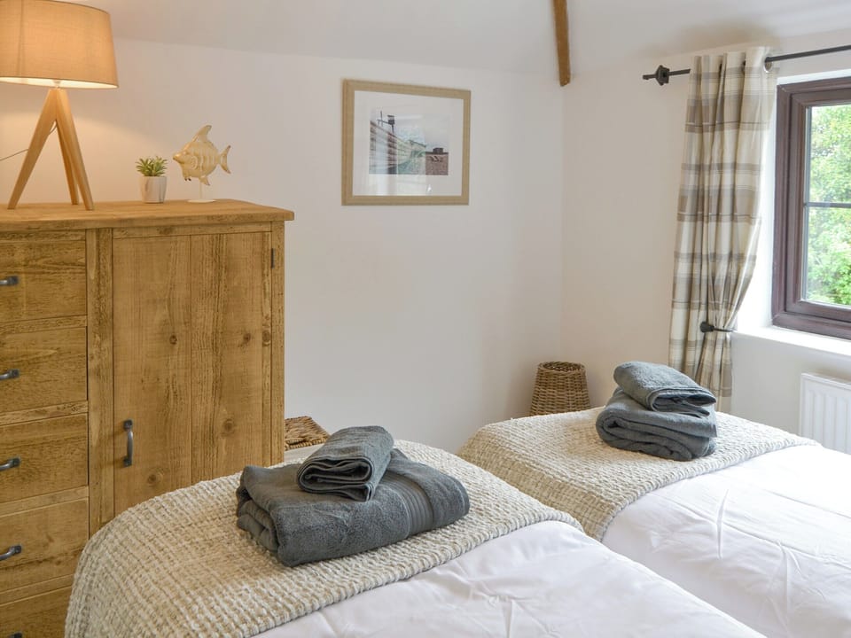 Twin bedroom | Riverbank Cottage, Reedham, near Brundall