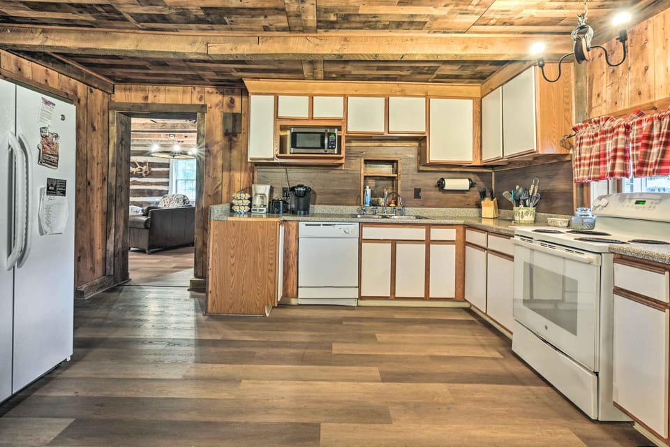 Kitchen | Cooking Basics | Coffee Maker | Paper Towels/Trash Bags Provided