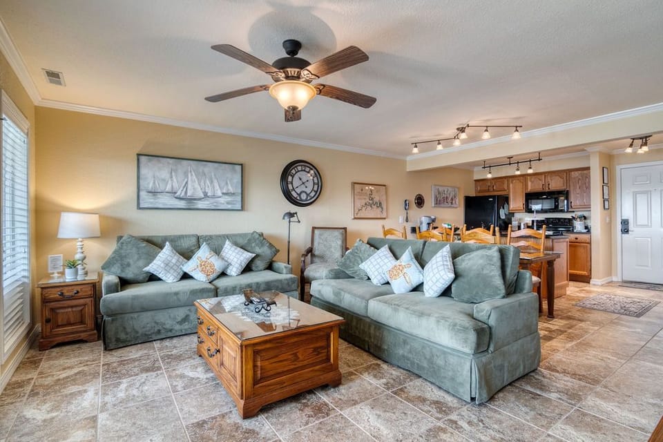 Sofa sleep and open floorpan w/lake view