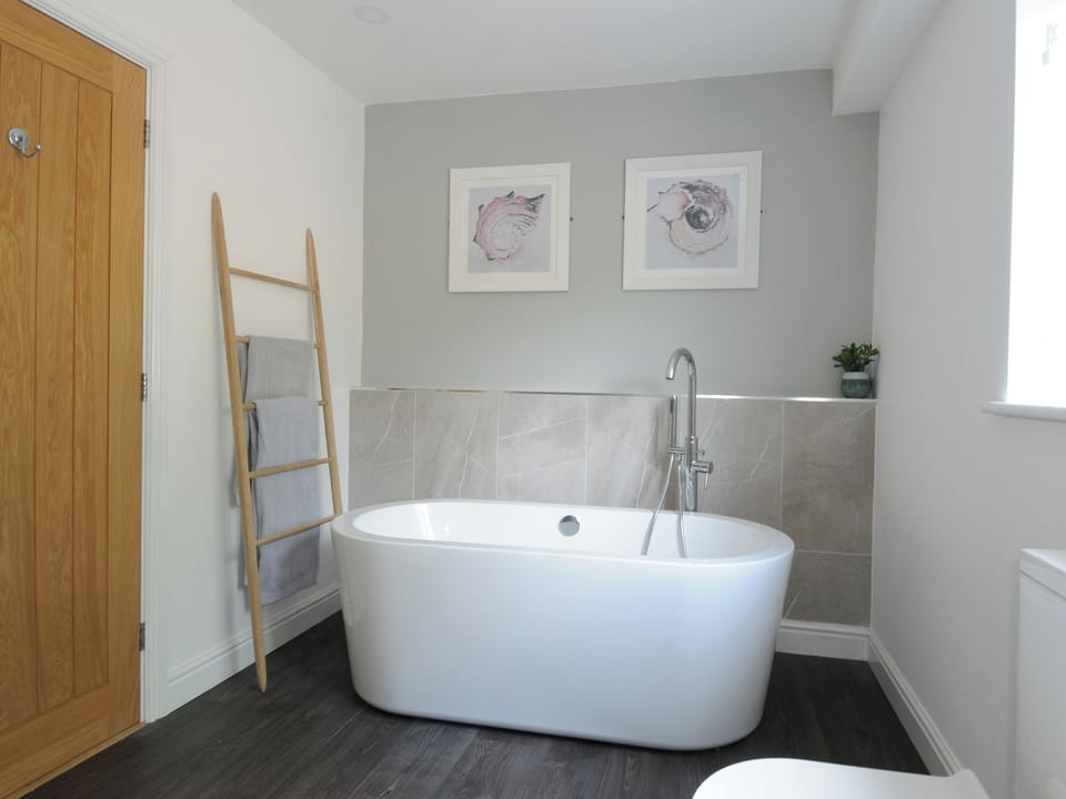 Main Bathroom | Bryn Derw, Barmouth