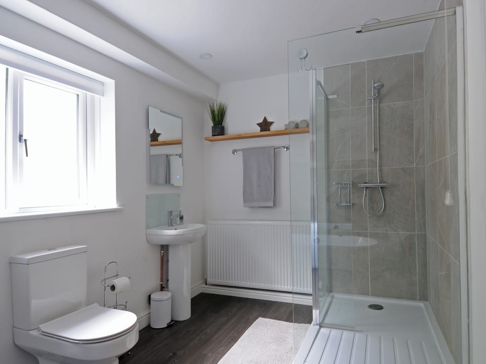 Main Bathroom | Bryn Derw, Barmouth