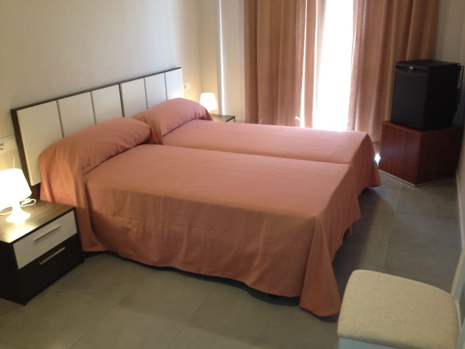 Double Room | Premium bedding, in-room safe, cribs/infant beds, rollaway beds