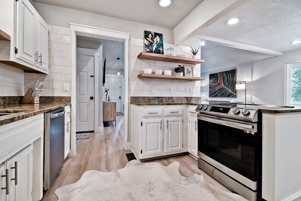 Glass cooktop and plenty of counterspace