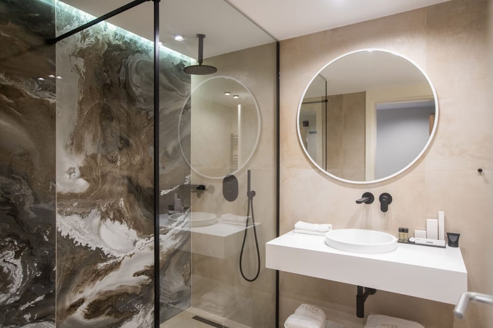 Standard Room with Views Double Bed | Bathroom | Free toiletries, hair dryer, bathrobes, towels