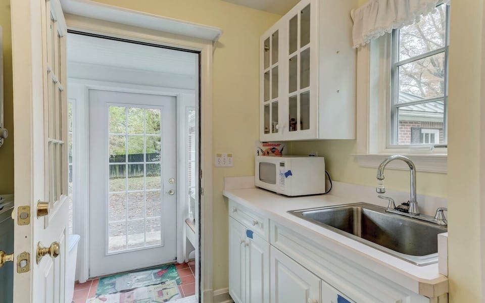 Laundry room with sink