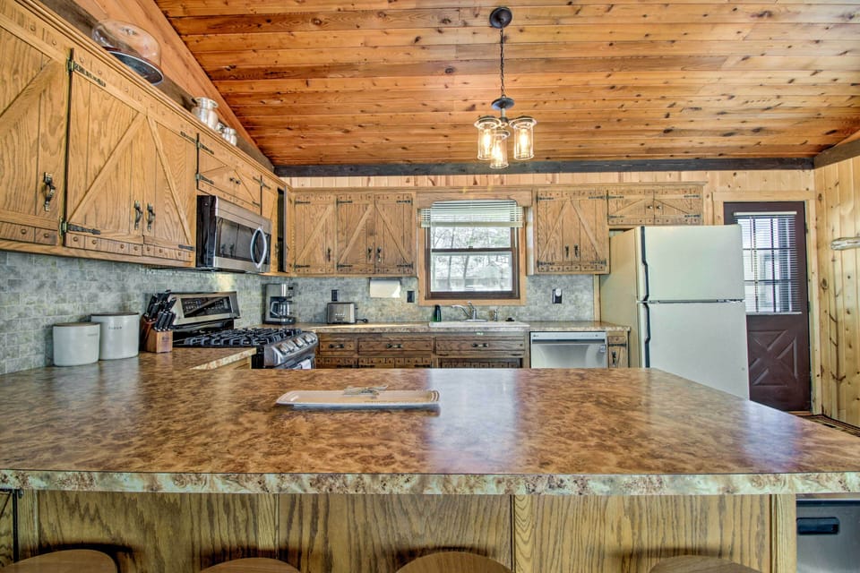 Kitchen | Cooking Basics | Coffee Maker | Paper Towels/Trash Bags Provided