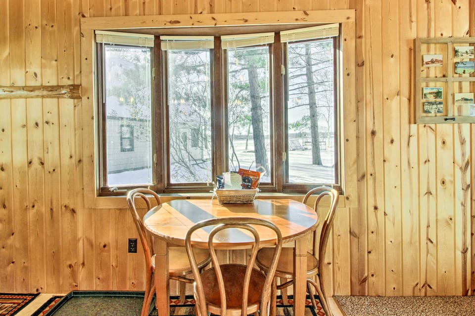 Dining Area | Dishware & Flatware Provided