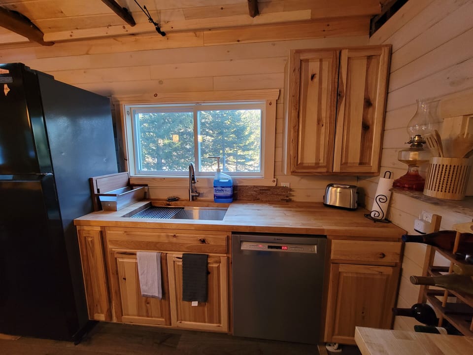 Full Kitchen w/Bosch Dishwasher