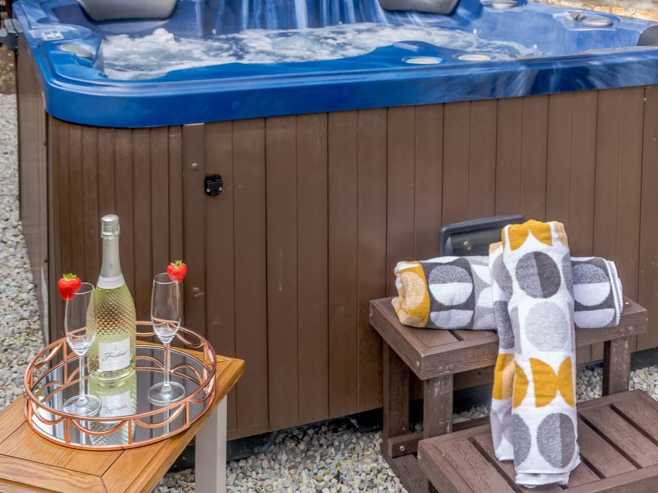 Hot tub | Bee&rsquo;s Cottage - Island Farm Cottages, Staintondale, near Whitby