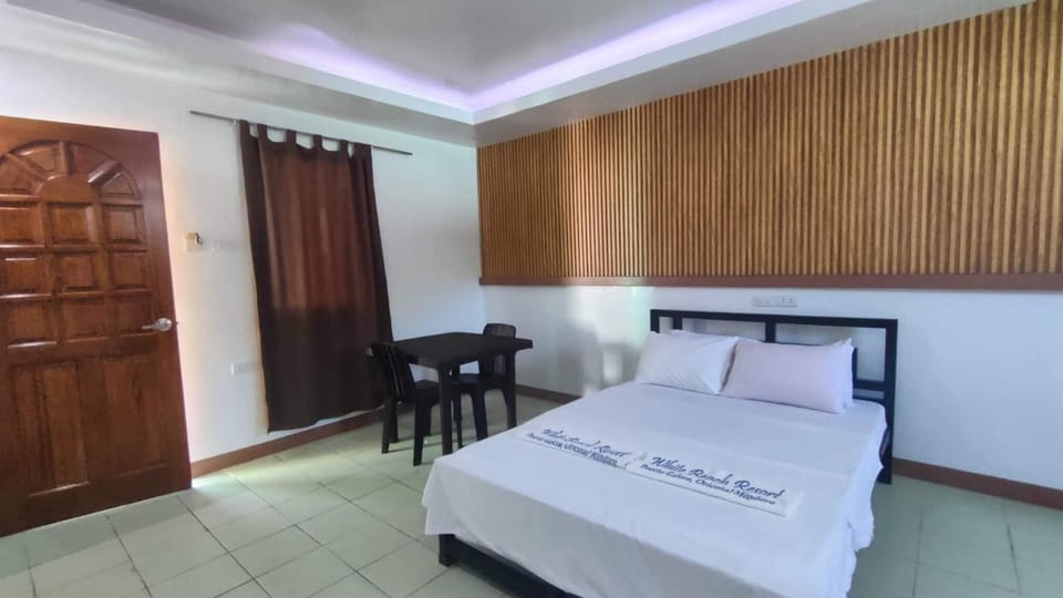 Deluxe Double Room | Desk, bed sheets