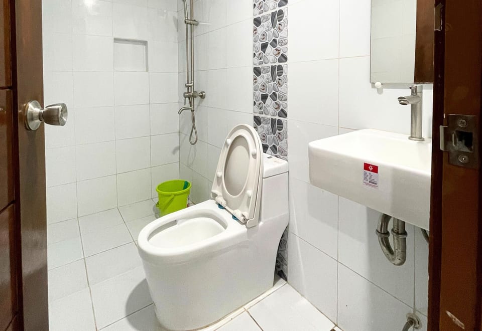 Deluxe Quadruple Room | Bathroom | Shower, towels, soap