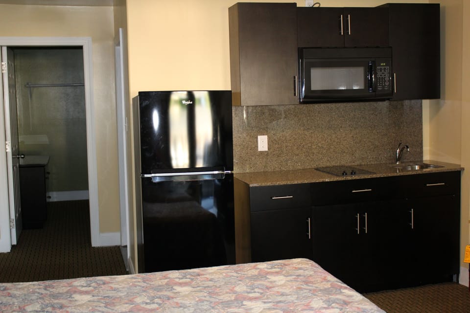 3 Bed Suite Non-Smoking - 3 Full Size Beds | Private kitchen | Fridge, microwave