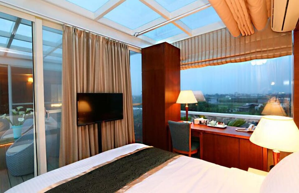 Romantic Suite, 1 Bedroom, Lanai | Premium bedding, down comforters, in-room safe, individually decorated