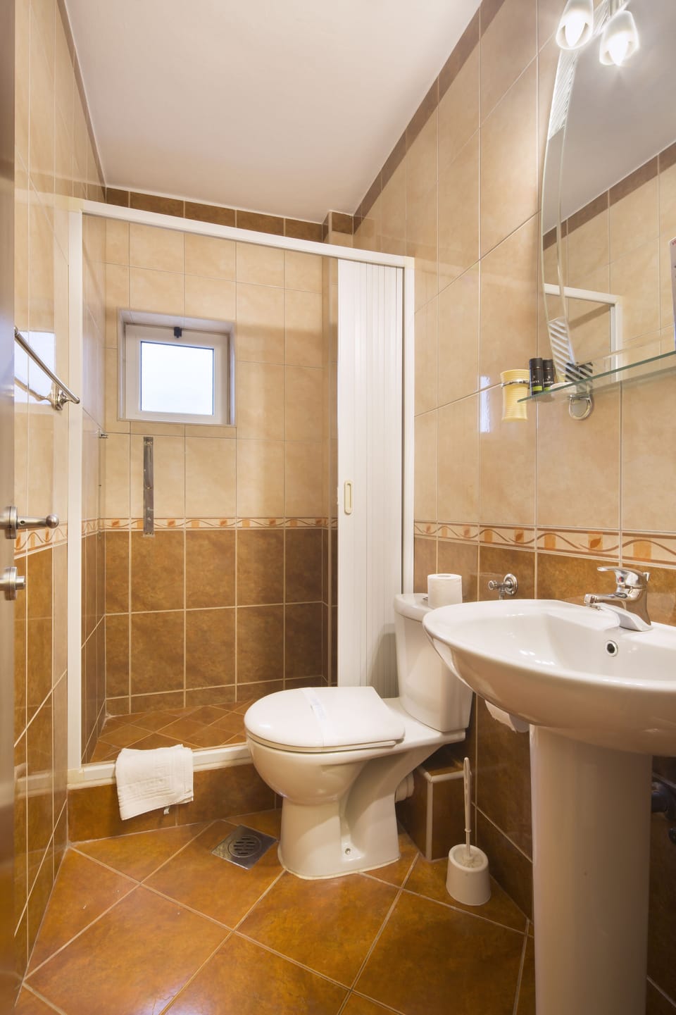 Classic Double Room, Balcony | Bathroom | Free toiletries, hair dryer, towels