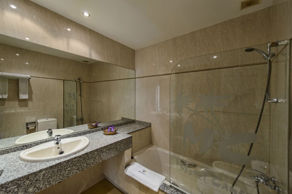Standard Double Room | Bathroom | Combined shower/tub, free toiletries, hair dryer, slippers