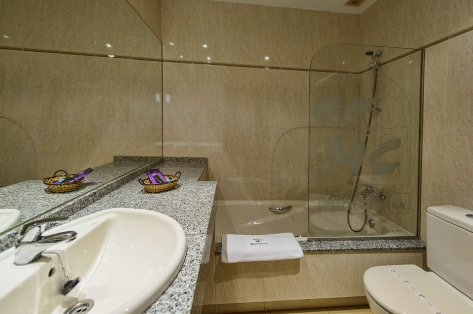 Standard Double Room | Bathroom | Combined shower/tub, free toiletries, hair dryer, slippers