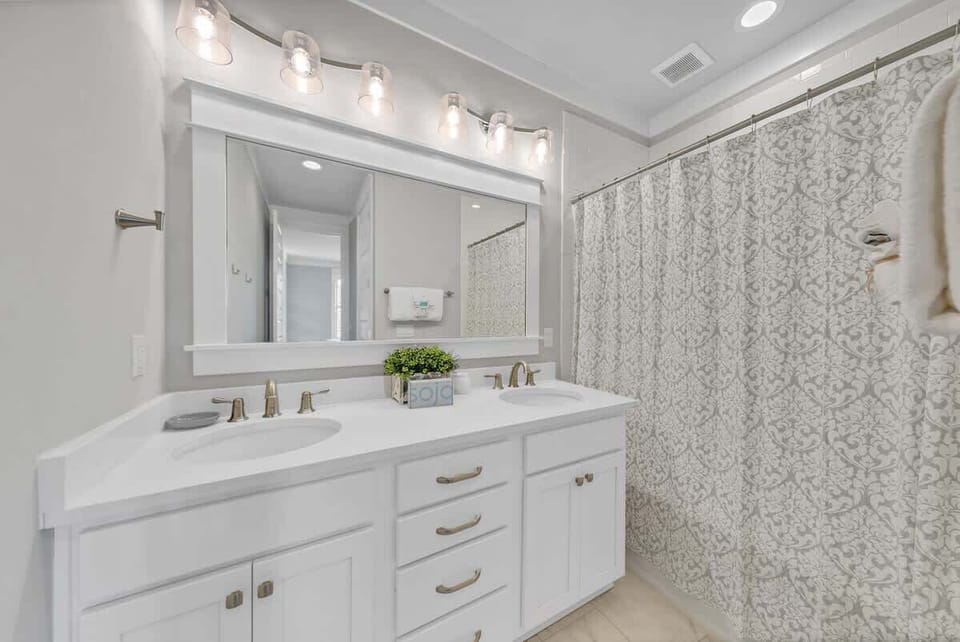 3rd Floor Queen Suite Private Bath