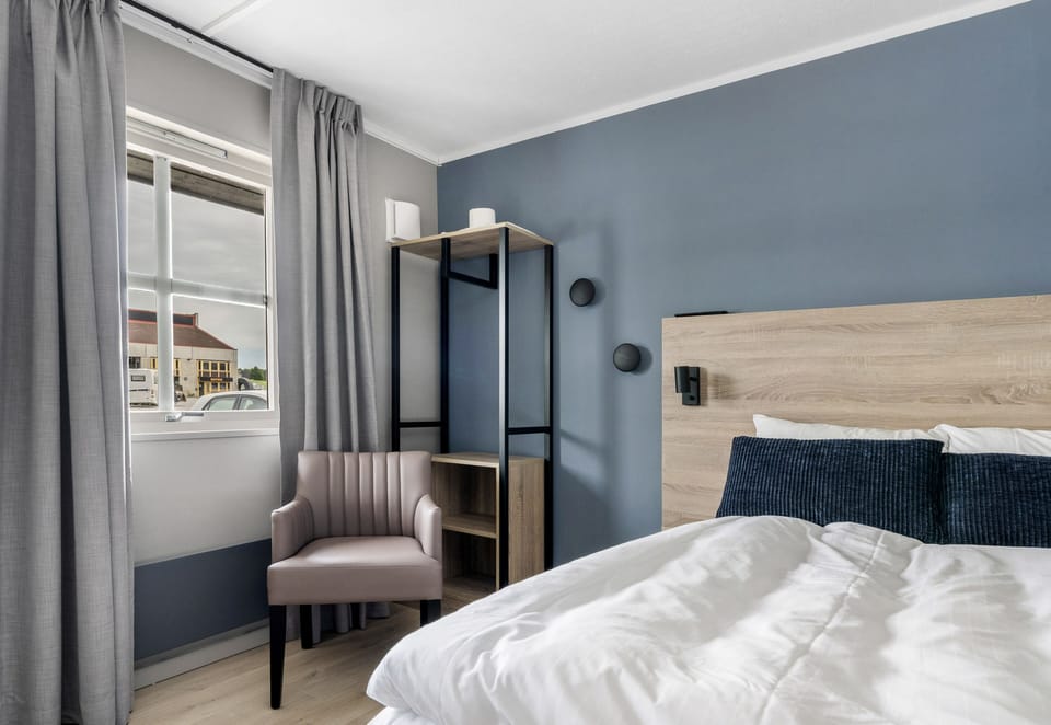 Free WiFi, bed sheets