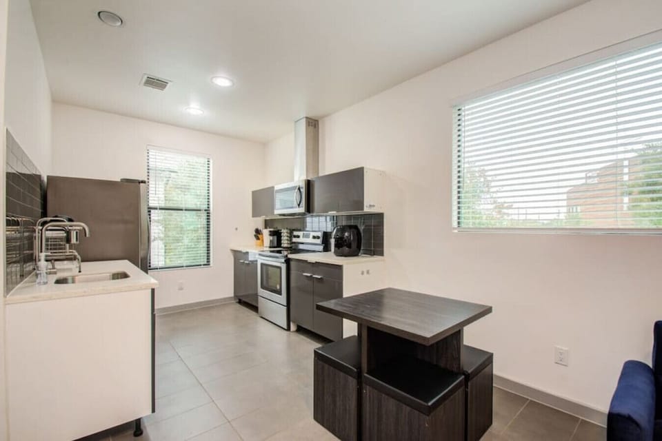 Kitchenette with Breakfast Table / Stools