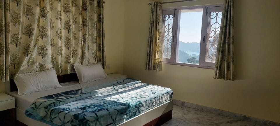 Laptop workspace, free WiFi, bed sheets