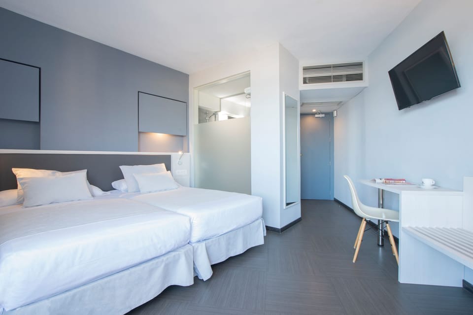 Standard Twin Room, Balcony | Free WiFi, bed sheets