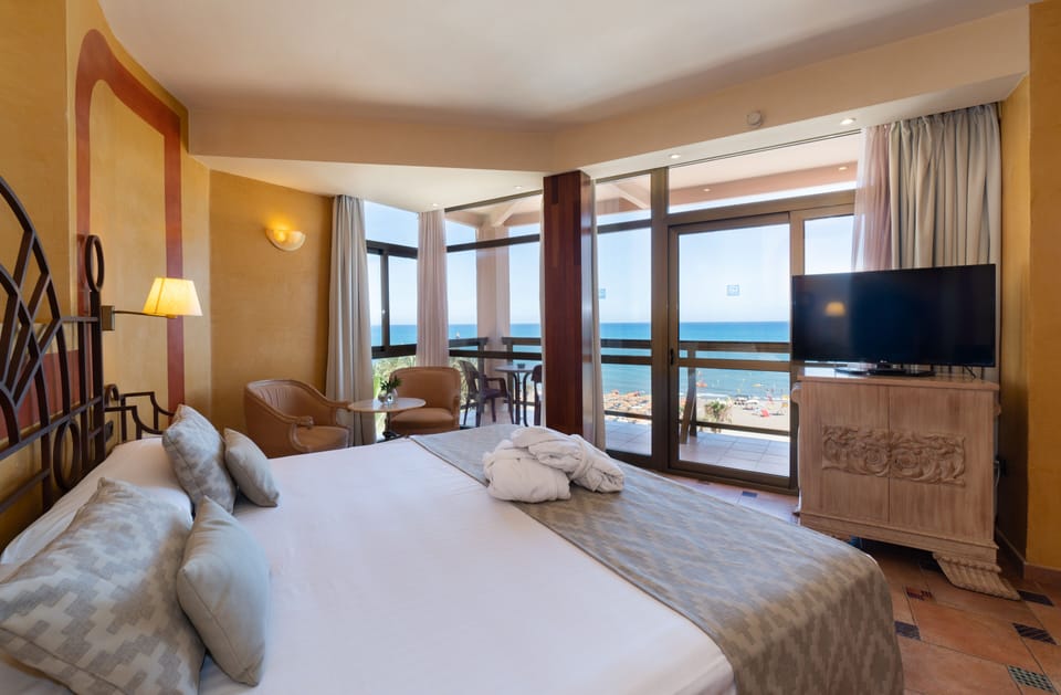 Minibar, free WiFi, bed sheets