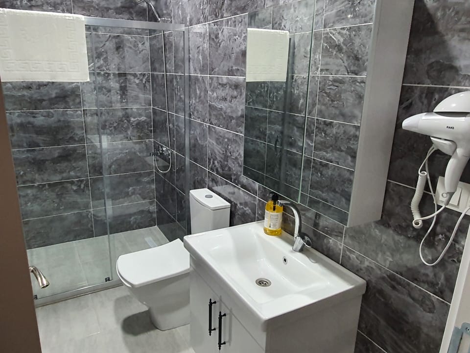 Shower, rainfall showerhead, free toiletries, hair dryer