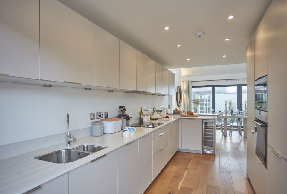 5 The Sands, Polzeath. Modern well-equipped kitchen with breakfast bar