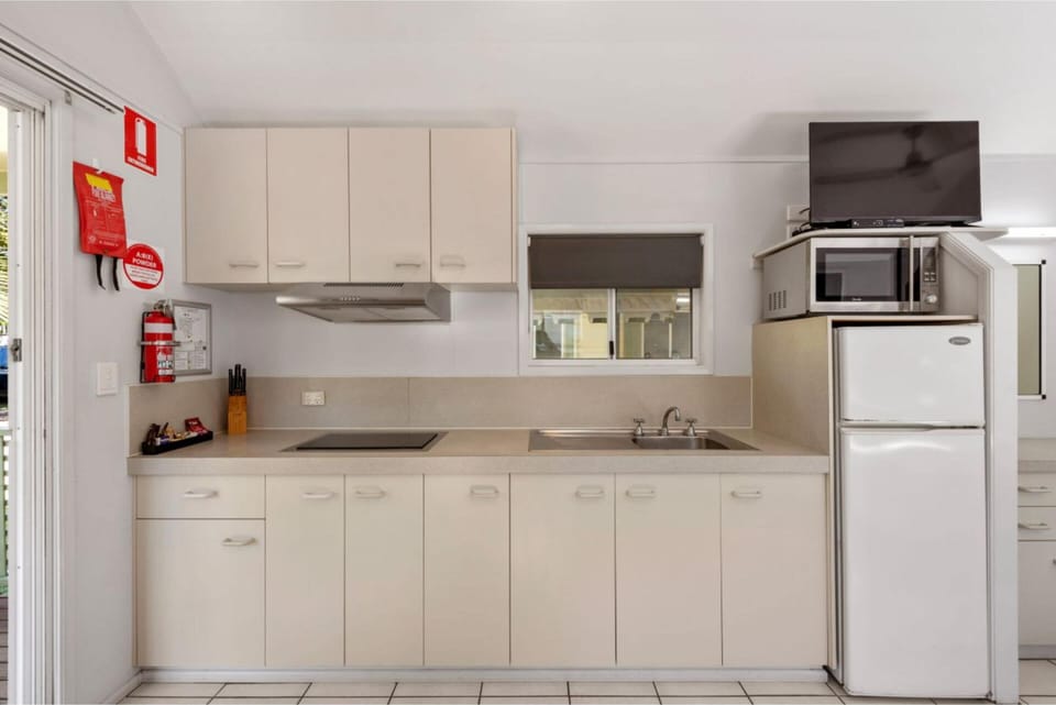 Standard Studio Unit | Private kitchen | Fridge, microwave, stovetop, cookware/dishes/utensils