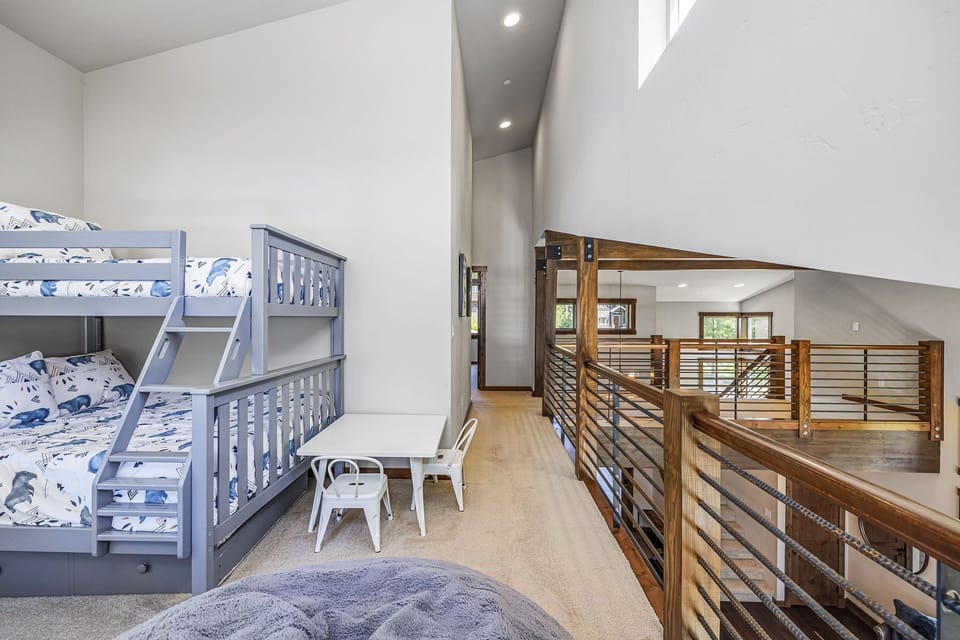 Open Loft - Two Bunk Beds (Twin/Queen + Twin/Twin) sleeping 5