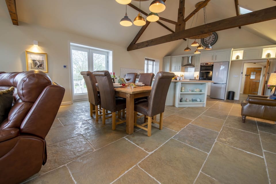 Ground floor: Dining area with seating for six guests