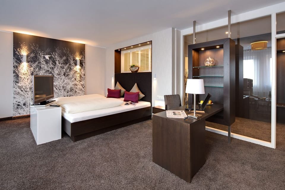 Suite | Desk, WiFi (free), bed sheets