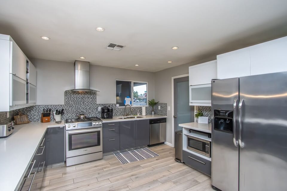 Fully stocked kitchen, Keurig and drip coffee combo, ice maker, dishwasher