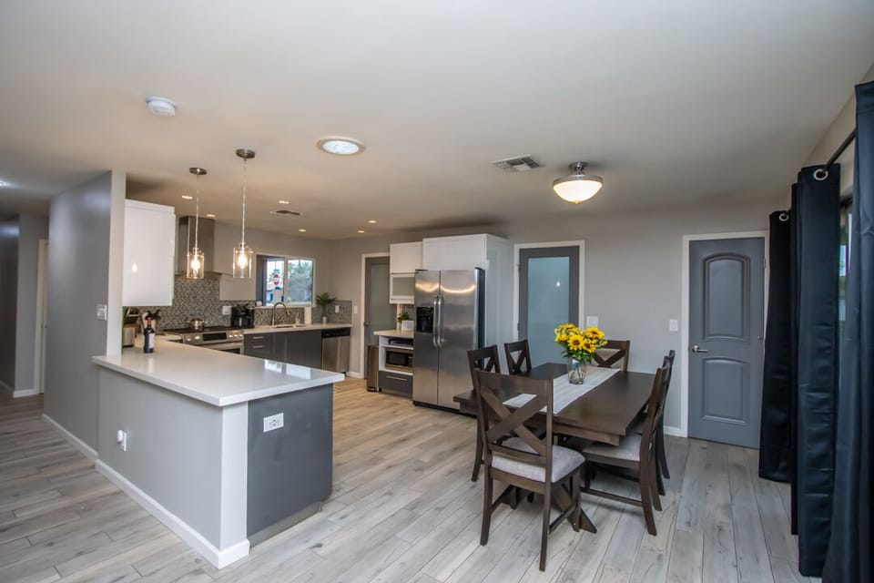 Fully stocked kitchen, Keurig and drip coffee combo, ice maker, dishwasher